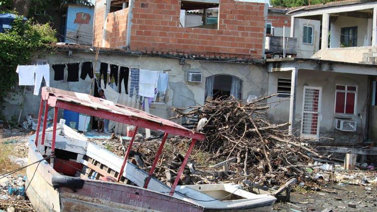 Hier an der verschmutzten Guanabara-Bucht in Rio leben die Menschen in Armut. Hier an der verschmutzten Guanabara-Bucht in Rio leben die Menschen in Armut.