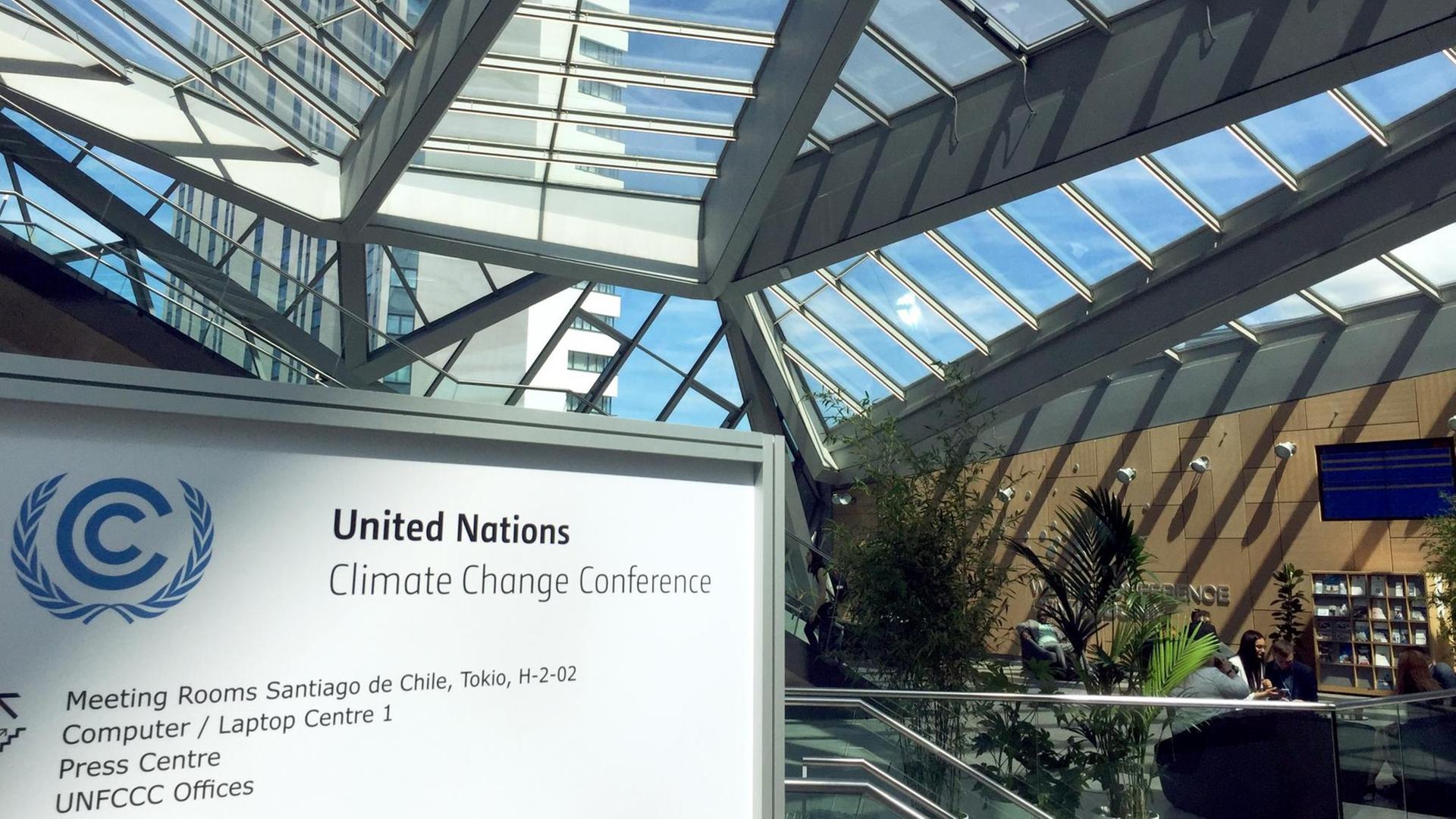 Bonn: Blick in die Veranstaltungshalle der UN-Klimakonferenz. Ein halbes Jahr nach dem Weltklimagipfel in Polen treffen sich 3.000 Experten zu einer zehntägigen UN-Klimakonferenz. Bonn: Blick in die Veranstaltungshalle der UN-Klimakonferenz. Ein halbes Jahr nach dem Weltklimagipfel in Polen treffen sich 3.000 Experten zu einer zehntägigen UN-Klimakonferenz.