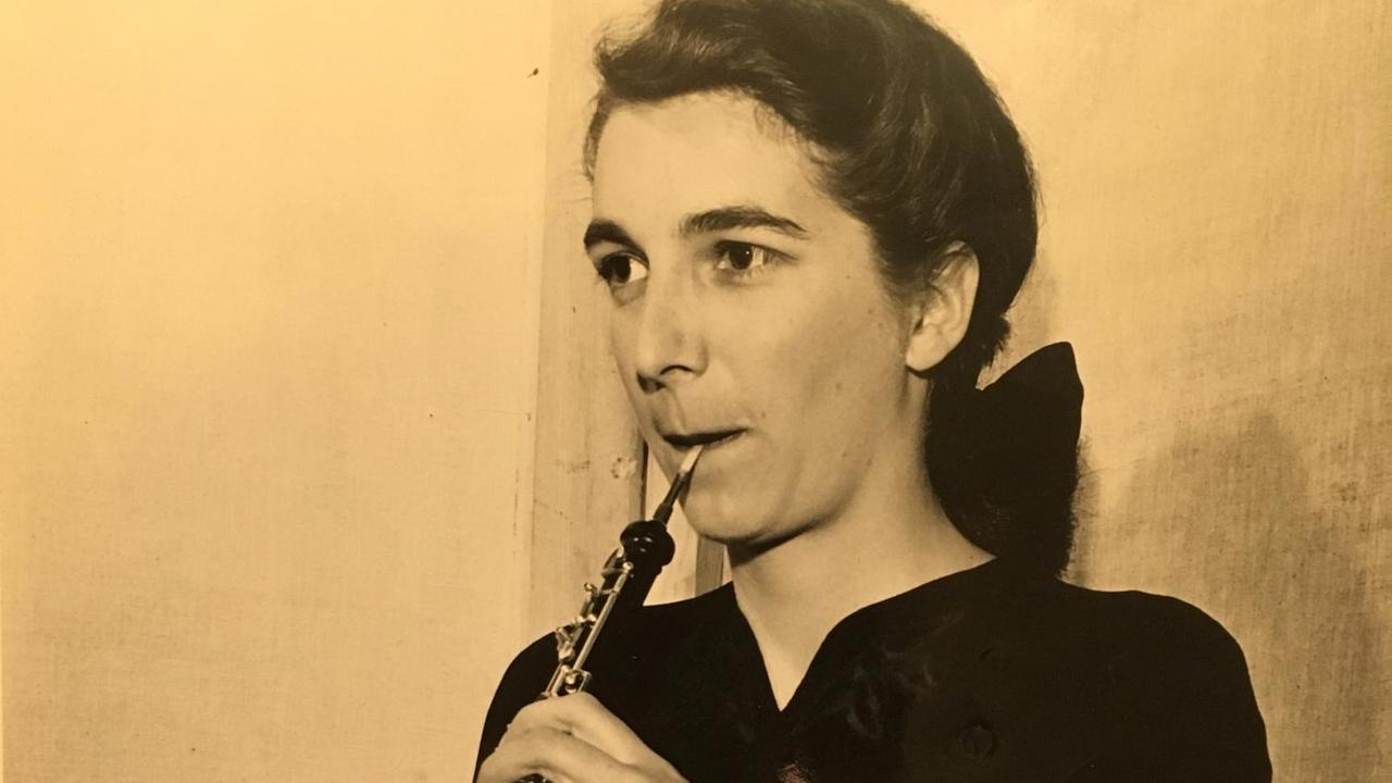 Eine junge Frau setzt die Oboe an, um zu spielen. Eine junge Frau setzt die Oboe an, um zu spielen.