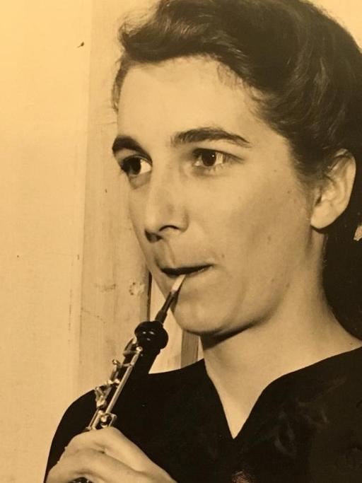 Eine junge Frau setzt die Oboe an, um zu spielen.
