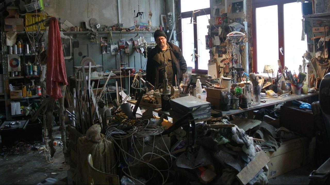 Michael Vogel in seiner Puppen-Werkstatt. Überall sind Teile von Handpuppen, Werkzeug und Material verteilt. Es gibt kaum einen freien Ort. Alles ist vollgestellt. Michael Vogel in seiner Puppen-Werkstatt. Überall sind Teile von Handpuppen, Werkzeug und Material verteilt. Es gibt kaum einen freien Ort. Alles ist vollgestellt.