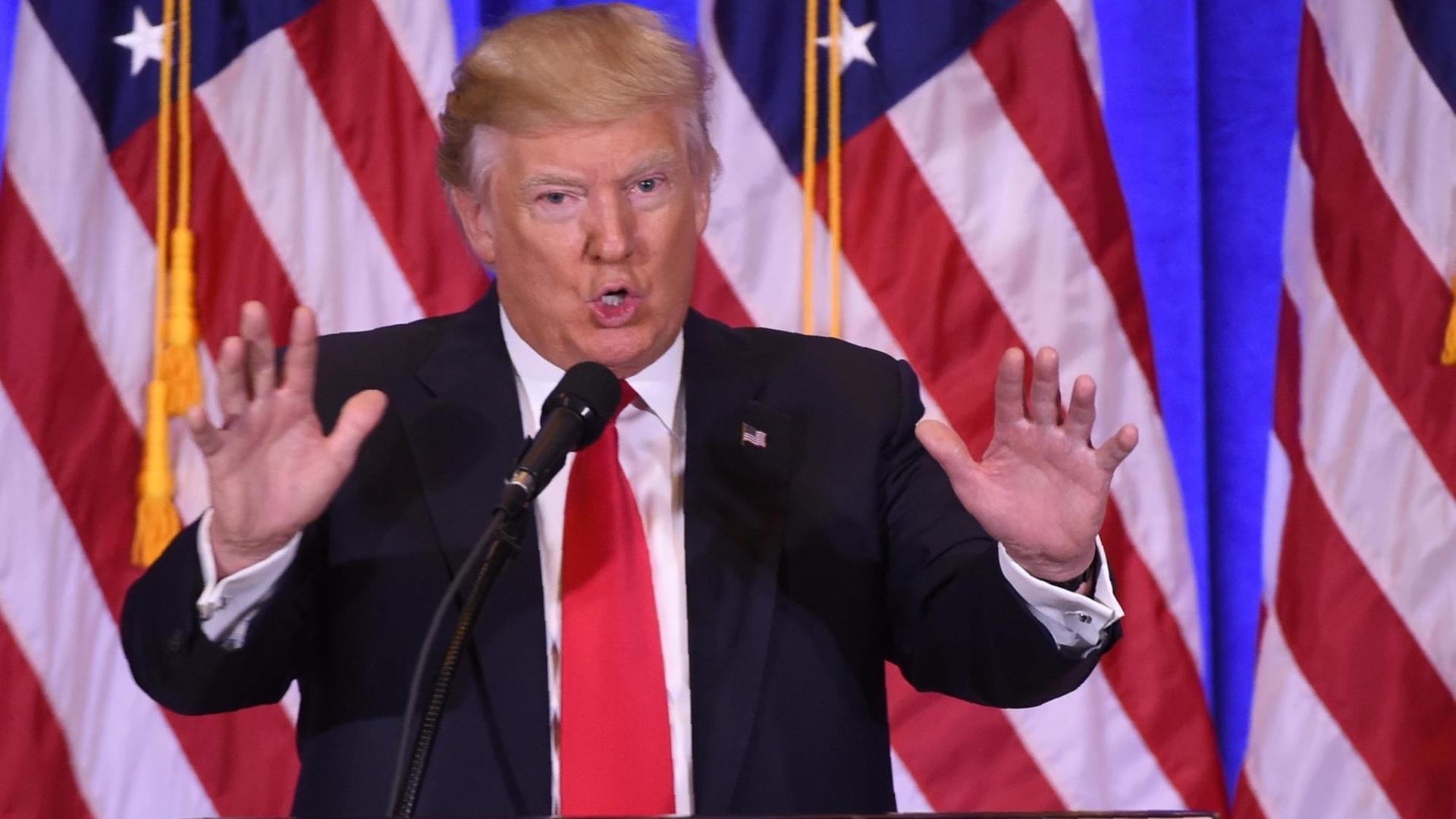 Donald Trump bei seiner ersten Pressekonferenz als künftiger US-Präsident (11.01.2017). Donald Trump bei seiner ersten Pressekonferenz als künftiger US-Präsident (11.01.2017).