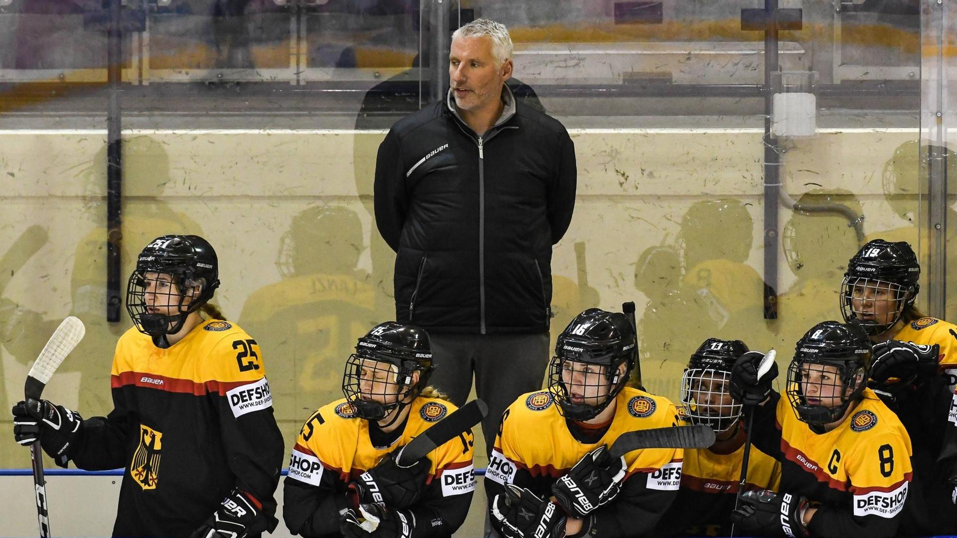 Die Eishockey-Nationalspielerinnen Laura Kluge, Andrea Lanzl, Emily Nix und Julia Zorn mit Bundestrainer Christian Künast beim Spiel Deutschland gegen Frankreich am 30. März 2019 Die Eishockey-Nationalspielerinnen Laura Kluge, Andrea Lanzl, Emily Nix und Julia Zorn mit Bundestrainer Christian Künast beim Spiel Deutschland gegen Frankreich am 30. März 2019