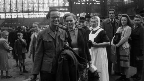 Ein heimgekehrter Kriegsgefangener strahlt als er am Hauptbahnhof in Hamburg am 22.09.1949 von seiner Frau abgeholt wird.