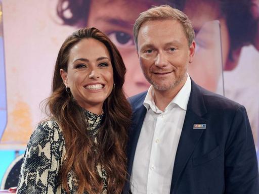 Christian Lindner und Franca Lehfeldt stehen beim 25. RTL Spendenmarathon in einem TV-Studio