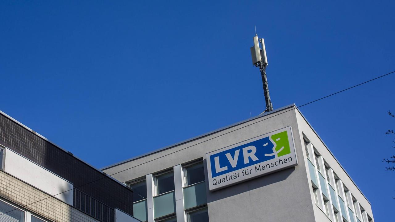 Das Logo des Landschaftsverbands Rheinland (LVR) mit dem Slogan "Qualität für Menschen" auf der Zentrale in Köln
Das Logo des Landschaftsverbands Rheinland (LVR) mit dem Slogan "Qualität für Menschen" auf der Zentrale in Köln