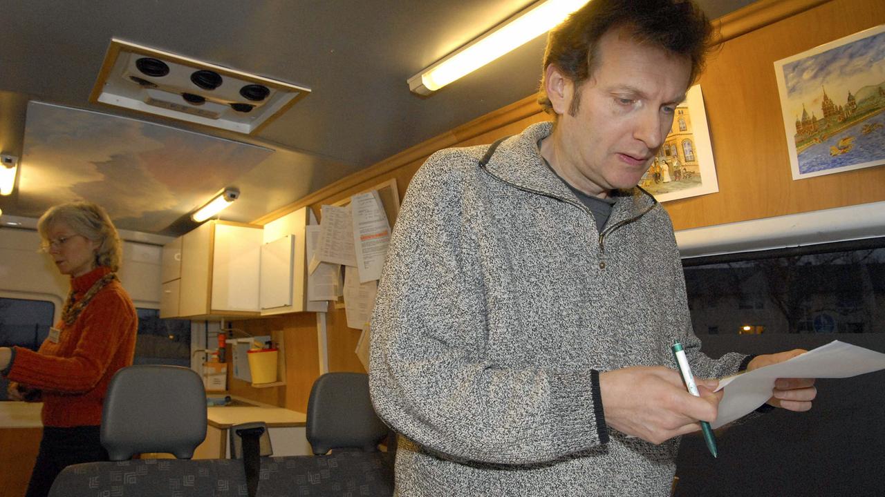 Der Arzt Gerhard Trabert (r.) behandelt in einem Arztmobil in Mainz Obdachlose. Der Arzt Gerhard Trabert (r.) behandelt in einem Arztmobil in Mainz Obdachlose.