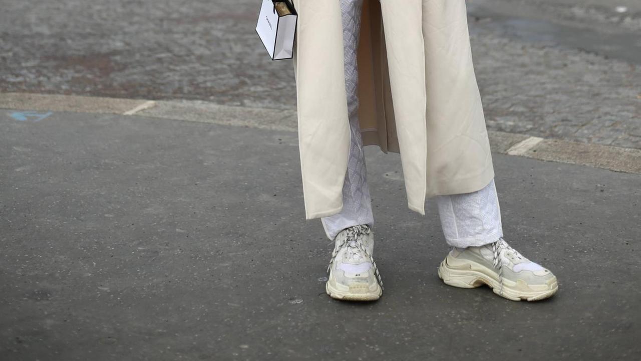 Ein paar dicker Dad Sneaker auf der Pariser Fashion Week im März 2018 Ein paar dicker Dad Sneaker auf der Pariser Fashion Week im März 2018
