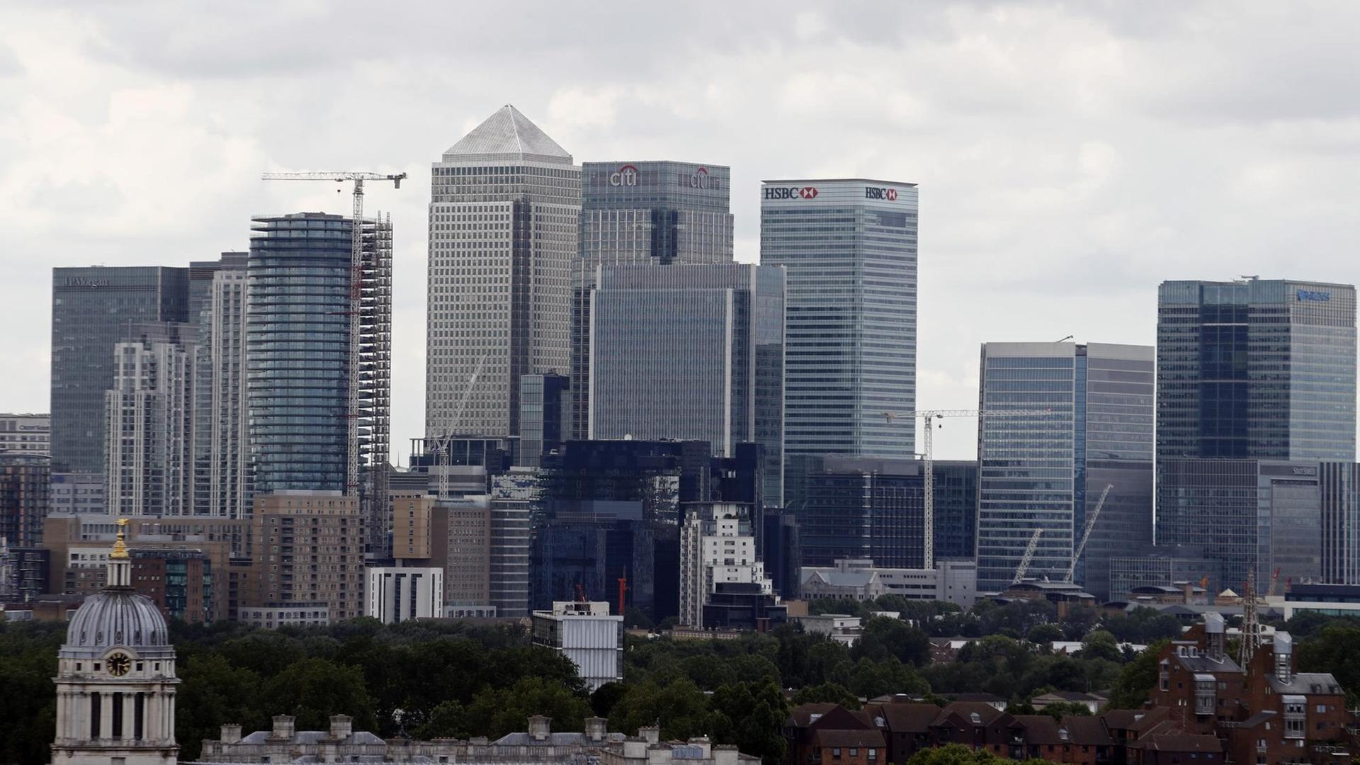 Blick auf Londons Finanzdistrikt mit den Bankentürmen von unter anderem HSBC, Citigroup, JPMorgan Chase, Barclays. Blick auf Londons Finanzdistrikt mit den Bankentürmen von unter anderem HSBC, Citigroup, JPMorgan Chase, Barclays.
