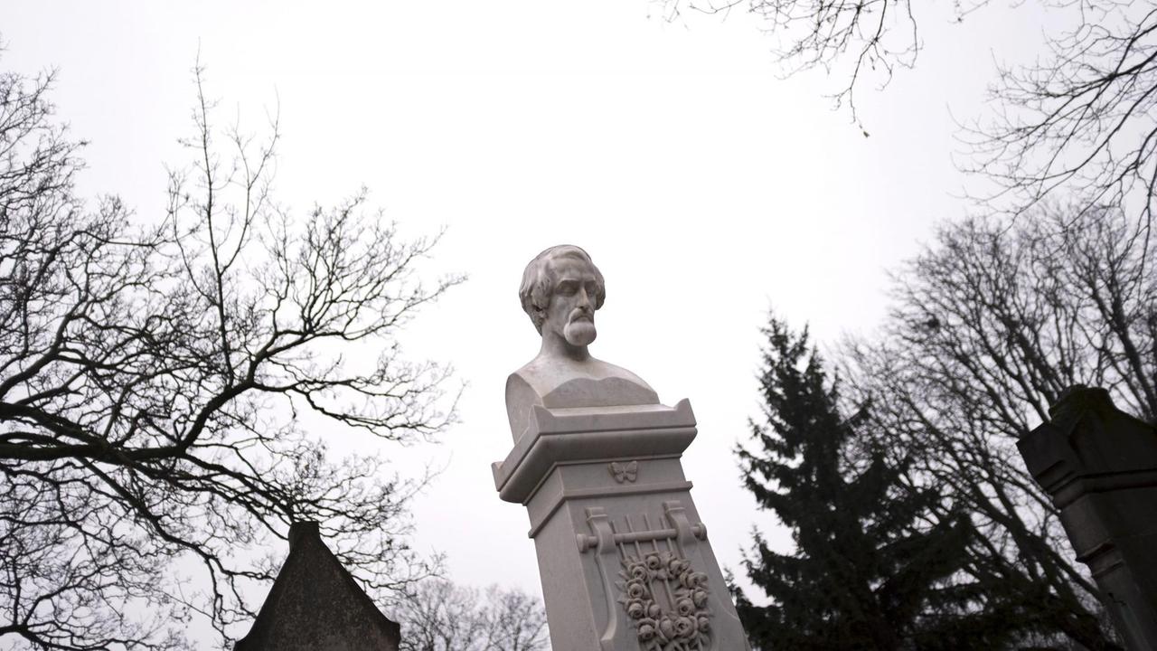 Heinrich Heine, Paris FRANKREICH, France, Paris, 22.12.2017 Grab mit Skulptur von Heinrich Heine auf dem Friedhof Cimetiere de Montmartre Cemetery in Paris. Grave of the German poet and author Heinrich Heine on the graveyard Cimetiere de Montmartre Cemetery in Paris, France. Heinrich Heine, Paris FRANKREICH, France, Paris, 22.12.2017 Grab mit Skulptur von Heinrich Heine auf dem Friedhof Cimetiere de Montmartre Cemetery in Paris. Grave of the German poet and author Heinrich Heine on the graveyard Cimetiere de Montmartre Cemetery in Paris, France.