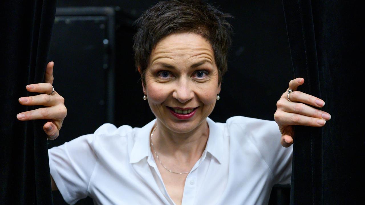 Sonja Anders, designierte Schauspiel-Intendantin im Staatstheater Hannover, schaut im Saal des Schauspielhauses zwischen Vorhängen durch. Sonja Anders, designierte Schauspiel-Intendantin im Staatstheater Hannover, schaut im Saal des Schauspielhauses zwischen Vorhängen durch.