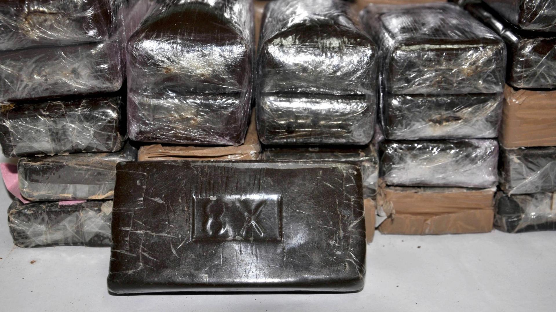 In Plastikfolie eingewickelte Blöcke mit Cannabis, die von der tunesischen Polizei im Kofferraum eines Autos gefunden wurden. In Plastikfolie eingewickelte Blöcke mit Cannabis, die von der tunesischen Polizei im Kofferraum eines Autos gefunden wurden.