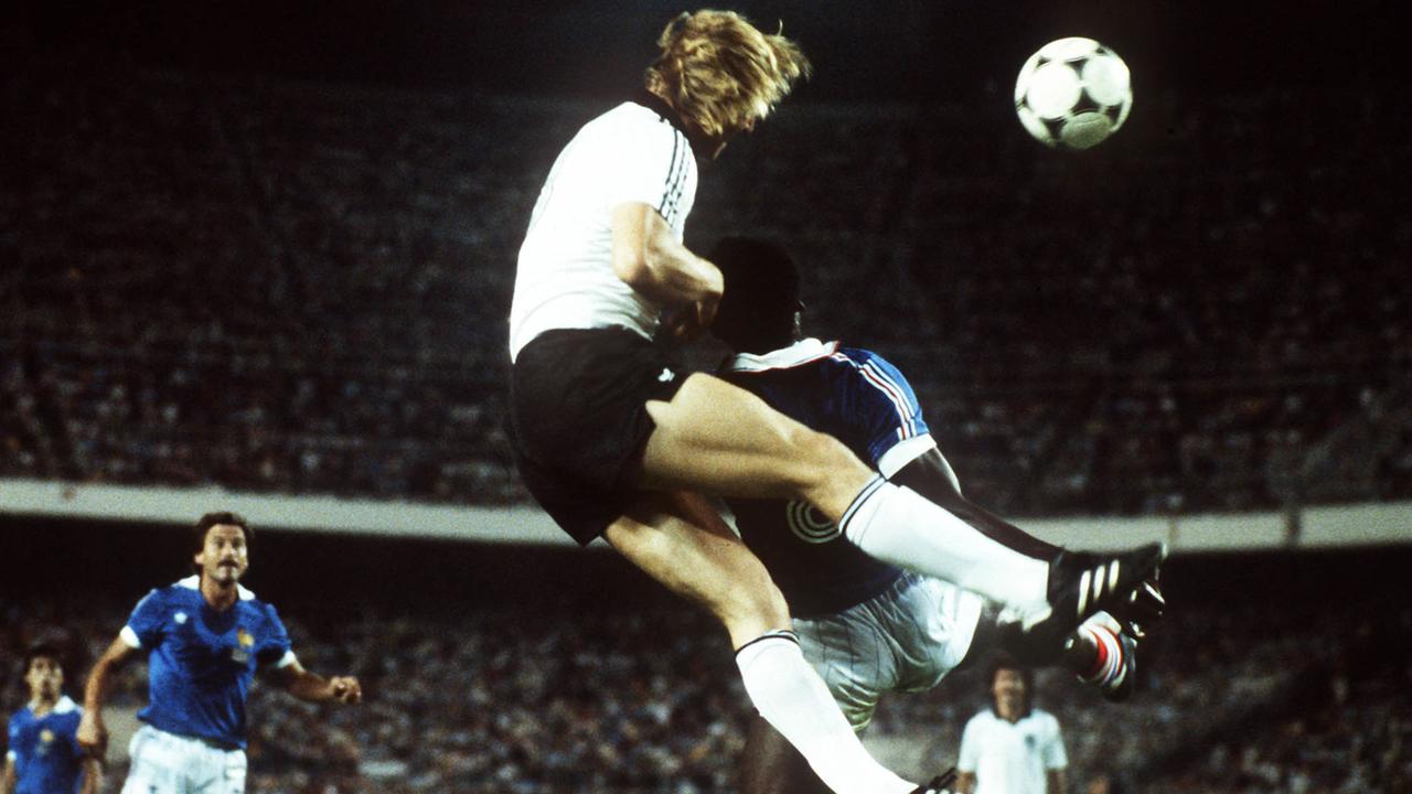 Ungeheuer kopfballstark war der deutsche Stürmer Horst Hrubesch, hier in der Luft beim WM-Halbfinale gegen Frankreich 1982. Ungeheuer kopfballstark war der deutsche Stürmer Horst Hrubesch, hier in der Luft beim WM-Halbfinale gegen Frankreich 1982.