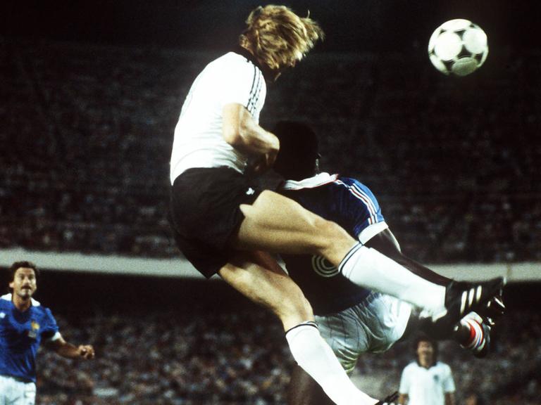 Ungeheuer kopfballstark war der deutsche Stürmer Horst Hrubesch, hier in der Luft beim WM-Halbfinale gegen Frankreich 1982.