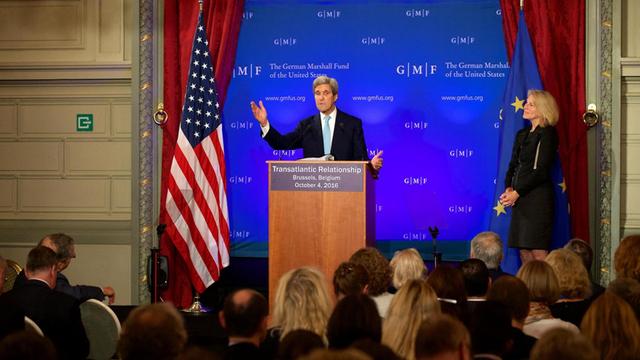 US-Außenminister John Kerry spricht auf der Afghanistan-Geber-Konferenz in Brüssel.