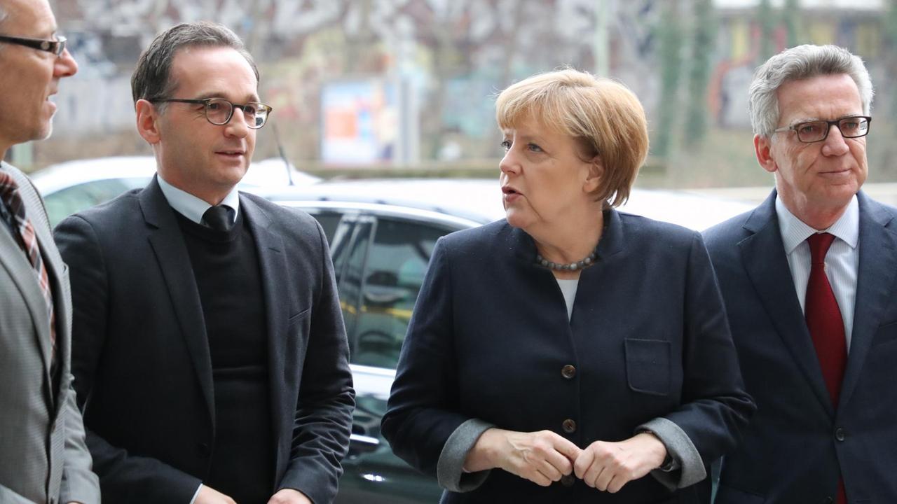 Angela Merkel, Heiko Maas und Thomas de Maizière informierten sich bei BKA-Chef Holger Münch über den aktuellen Stand der Ermittlungen. Angela Merkel, Heiko Maas und Thomas de Maizière informierten sich bei BKA-Chef Holger Münch über den aktuellen Stand der Ermittlungen.