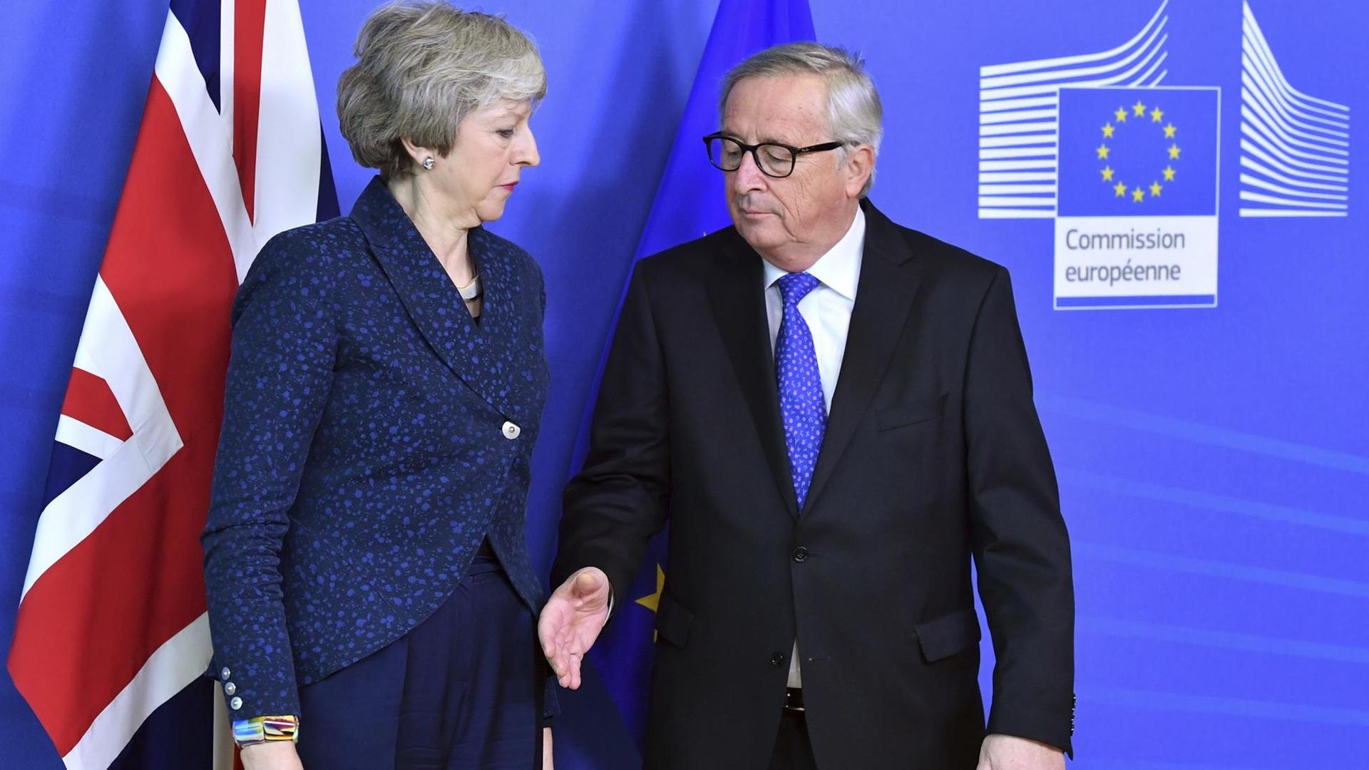 Jean-Claude Juncker (r), Präsident der Europäischen Kommission, empfängt Theresa May, Premierministerin von Großbritannien. Jean-Claude Juncker (r), Präsident der Europäischen Kommission, empfängt Theresa May, Premierministerin von Großbritannien.
