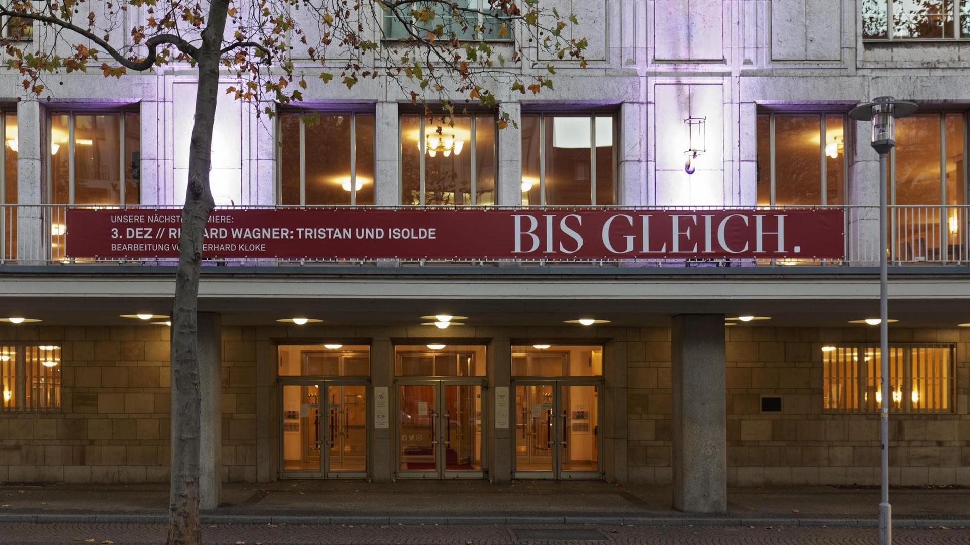 Das Düsseldorfer Opernhaus mit einem Transparent "Bis gleich" bleibt vorerst geschlossen. Das Düsseldorfer Opernhaus mit einem Transparent "Bis gleich" bleibt vorerst geschlossen.