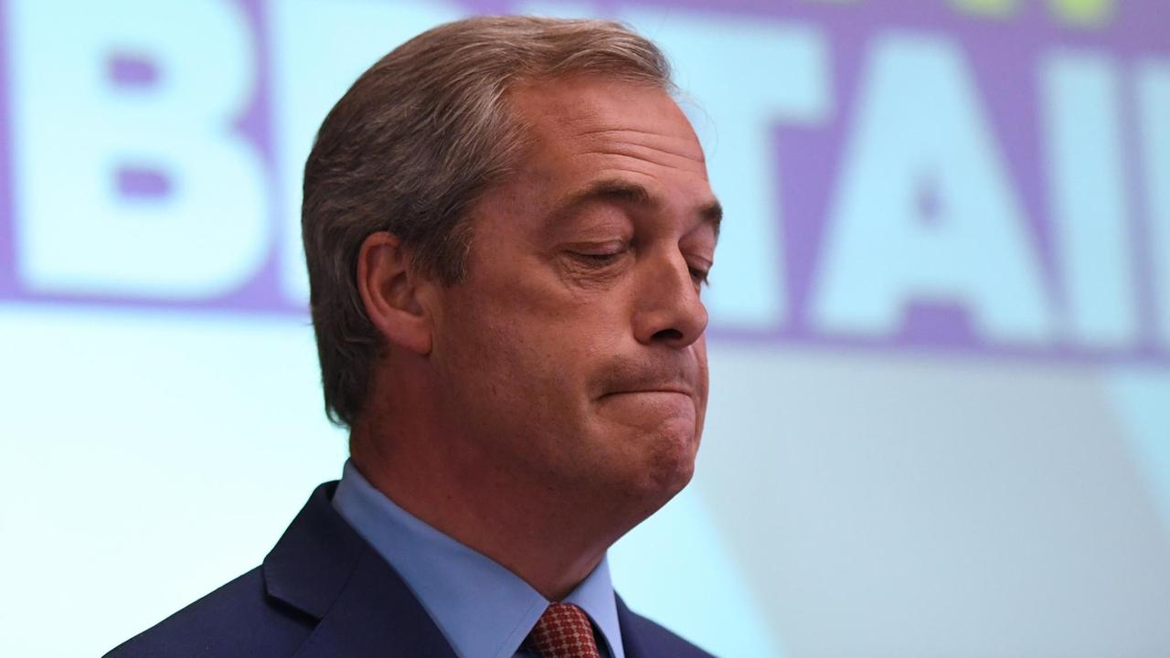 Nigel Farage mit geschlossenen Augen und zusammengekniffenen Lippen.