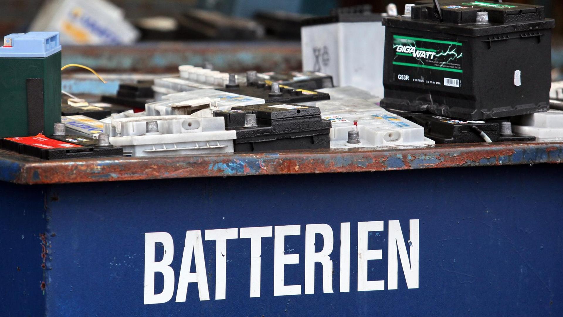 Alte Batterien stehen am 04.01.2013 auf dem Gelände des Autoverwerters Kiesow in Norderstedt bei Hamburg in einem Container.