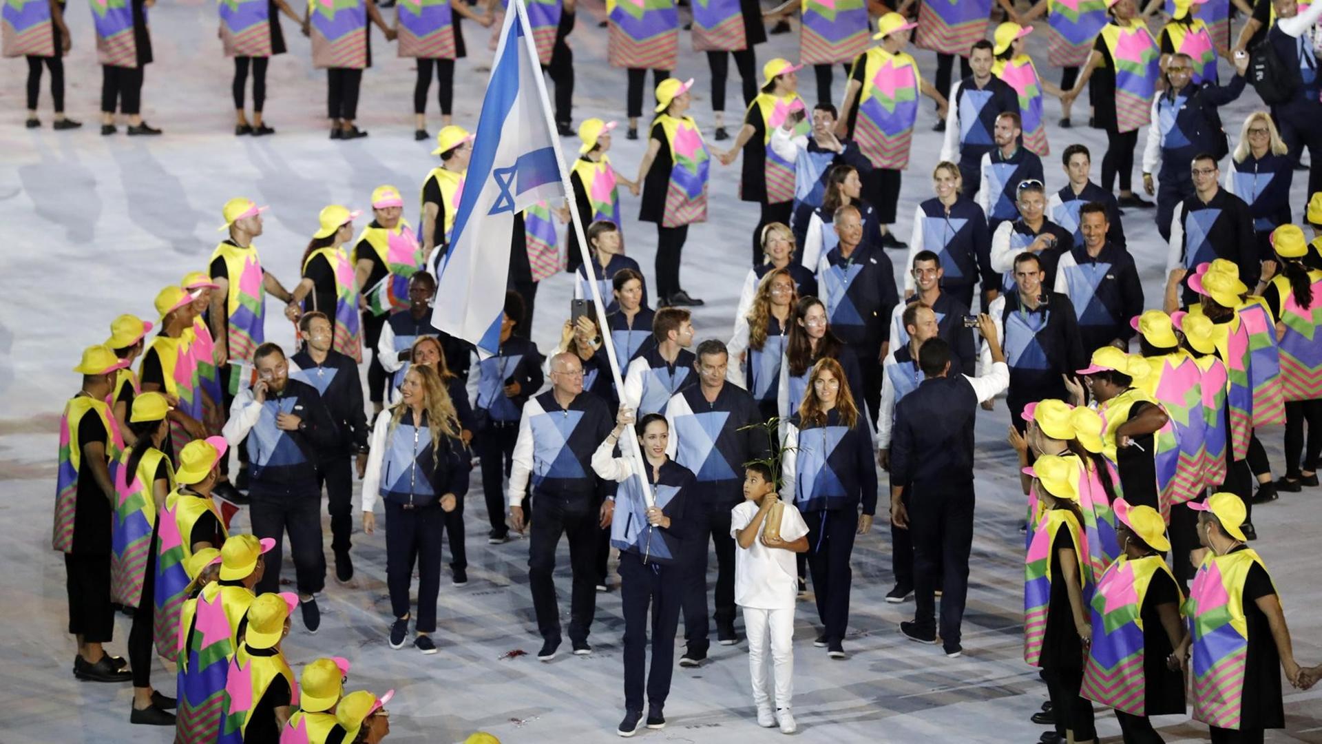 Die israelische Delegation beim Einmarsch zur Eröffnungszeremonie der Olympischen Sommerspiele 2016 in Rio de Janeiro Die israelische Delegation beim Einmarsch zur Eröffnungszeremonie der Olympischen Sommerspiele 2016 in Rio de Janeiro