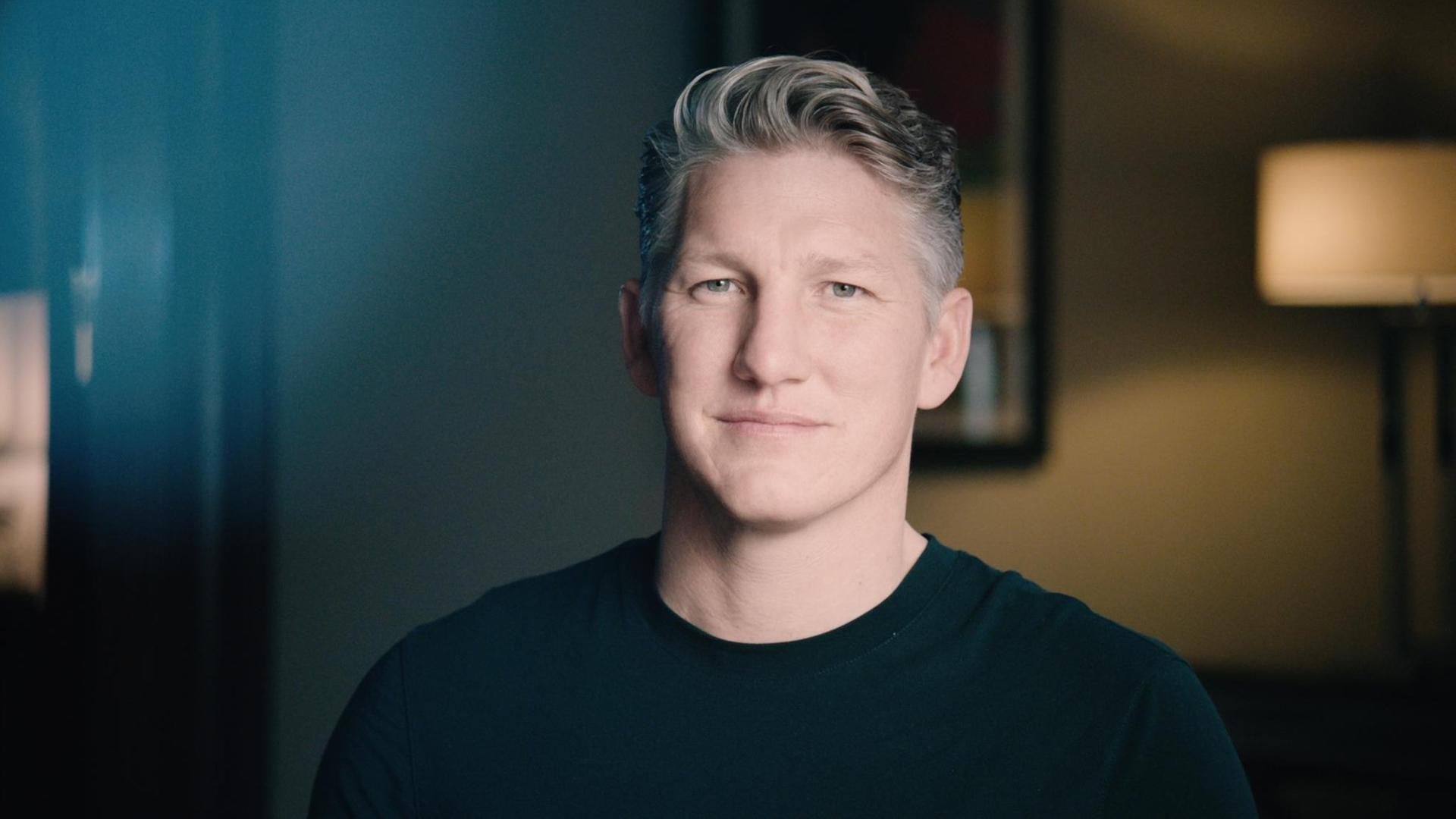 Portraitfoto von Bastian Schweinsteiger Portraitfoto von Bastian Schweinsteiger