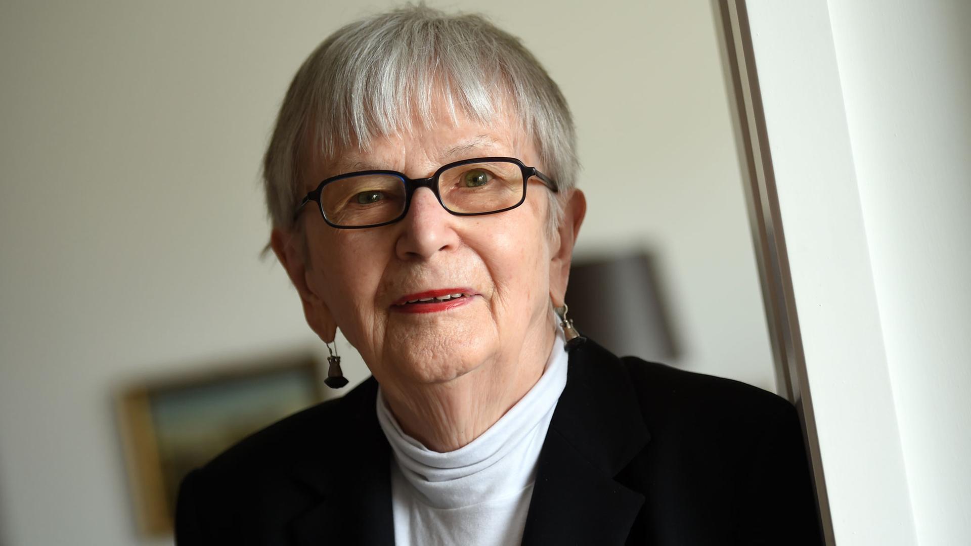 Die Schriftstellerin Leonie Ossowski steht am 30.07.2015 in Berlin in ihrer Wohnung. Foto: Britta Pedersen/dpa Die Schriftstellerin Leonie Ossowski steht am 30.07.2015 in Berlin in ihrer Wohnung. Foto: Britta Pedersen/dpa