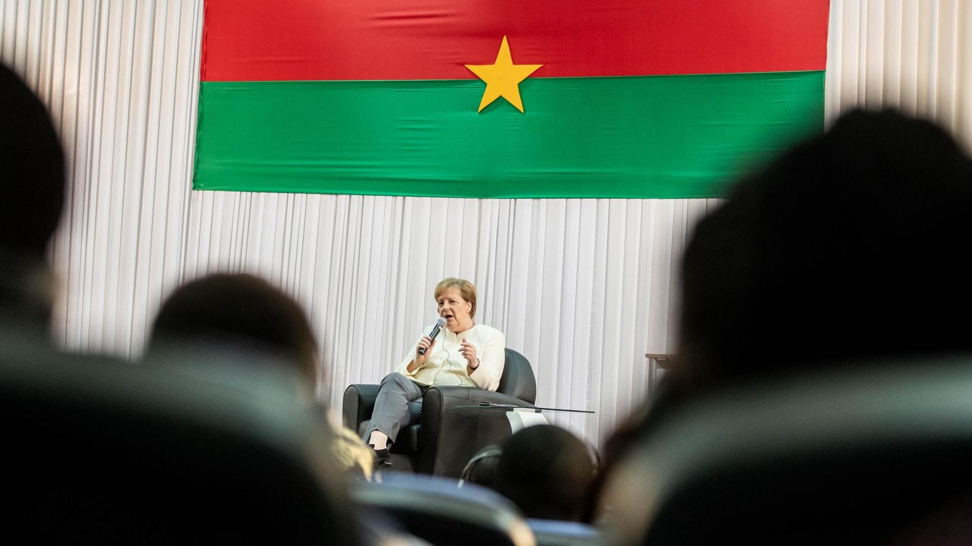 Bundeskanzlerin Angela Merkel (CDU) spricht bei einer Diskussion mit Studierenden der Universität Ouaga.