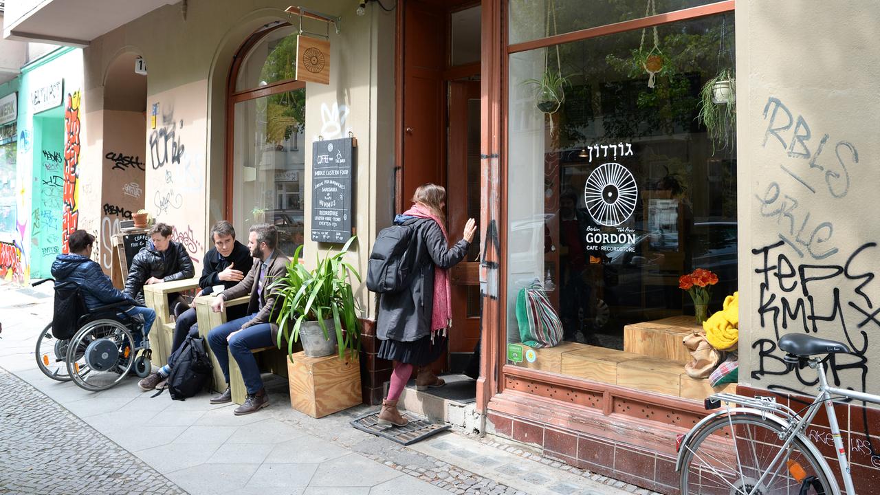 Gäste sitzen am 03.05.2017 vor dem Cafe und Recordstore "Gordon" mit israelischer Küche in der Allerstraße in Berlin Neukölln. Hier werden auch Schallplatten und Vinyl angeboten. Gäste sitzen am 03.05.2017 vor dem Cafe und Recordstore "Gordon" mit israelischer Küche in der Allerstraße in Berlin Neukölln. Hier werden auch Schallplatten und Vinyl angeboten.