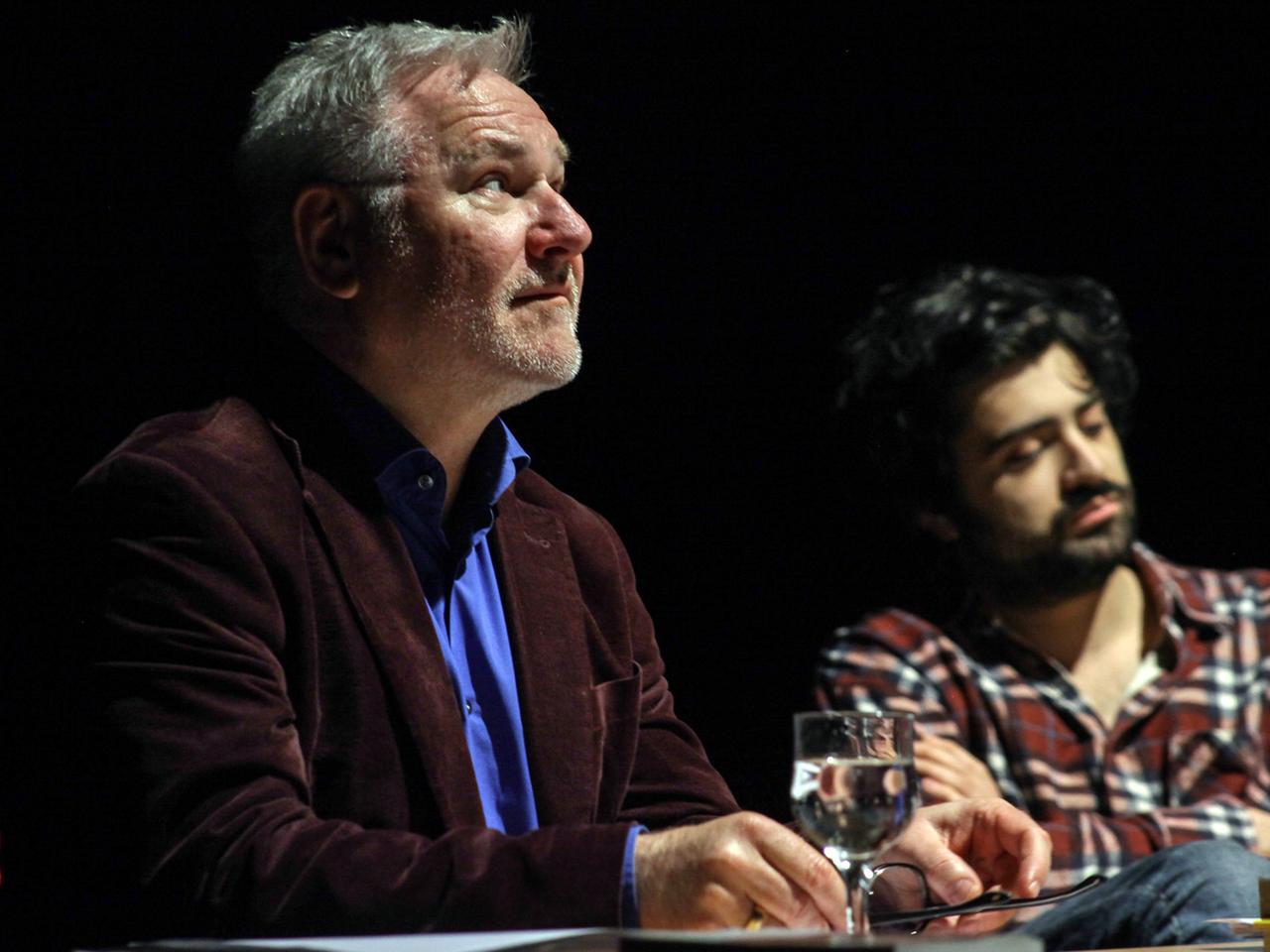 Der Österreicher Armin Wieser (l.) und der Bosnier Benjamin Bajramovic sitzen bei der Projekt-Präsentation "1914/2014 - Schlachtfeld Erinnerung" im Sarajevo-Kriegstheater. Der Österreicher Armin Wieser (l.) und der Bosnier Benjamin Bajramovic sitzen bei der Projekt-Präsentation "1914/2014 - Schlachtfeld Erinnerung" im Sarajevo-Kriegstheater.