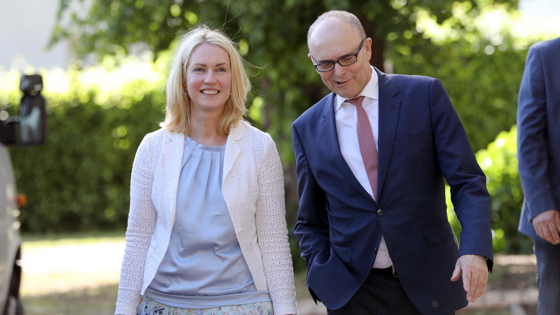 Bundesfamilienministerin Manuela Schwesig (SPD) und Ministerpräsident Erwin Sellering (SPD) kommen am 31.05.2017 in Güstrow (Mecklenburg-Vorpommern) zu einer Tagung von SPD-Landesvorstand und -Parteirat. Nach dem angekündigtem Rückzug von Ministerpräsident Erwin Sellering soll über das weitere Vorgehen beraten werden. Sellering hatte vorgeschlagen, dass Schwesig alle Ämter übernimmt. Bundesfamilienministerin Manuela Schwesig (SPD) und Ministerpräsident Erwin Sellering (SPD) kommen am 31.05.2017 in Güstrow (Mecklenburg-Vorpommern) zu einer Tagung von SPD-Landesvorstand und -Parteirat. Nach dem angekündigtem Rückzug von Ministerpräsident Erwin Sellering soll über das weitere Vorgehen beraten werden. Sellering hatte vorgeschlagen, dass Schwesig alle Ämter übernimmt.