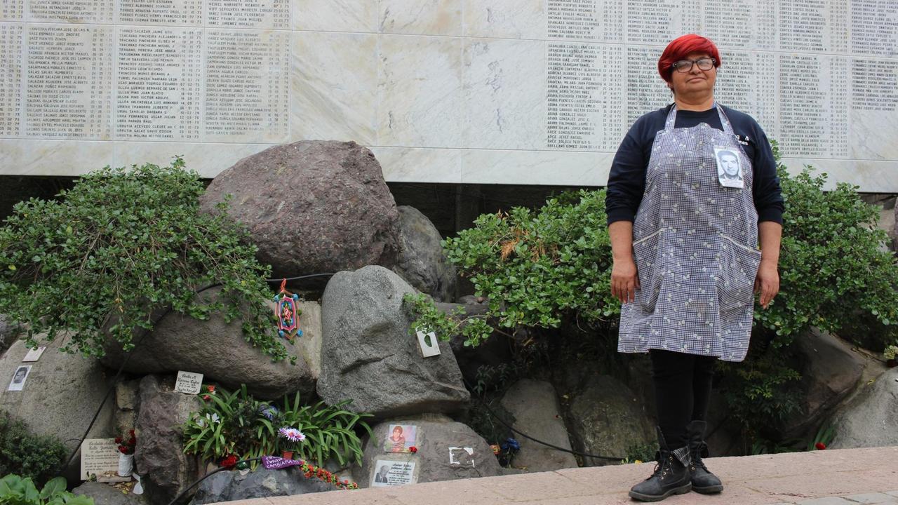Die Chilenin Marisol Vega kümmert sich auf dem Nationalfriedhof in Santiago de Chile um die Pflege des Denkmals für die Opfer der Militärdiktatur und jene, die bis heute vermisst werden 