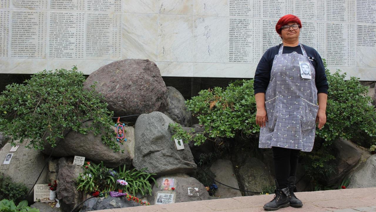 Die Chilenin Marisol Vega kümmert sich auf dem Nationalfriedhof in Santiago de Chile um die Pflege des Denkmals für die Opfer der Militärdiktatur und jene, die bis heute vermisst werden Die Chilenin Marisol Vega kümmert sich auf dem Nationalfriedhof in Santiago de Chile um die Pflege des Denkmals für die Opfer der Militärdiktatur und jene, die bis heute vermisst werden