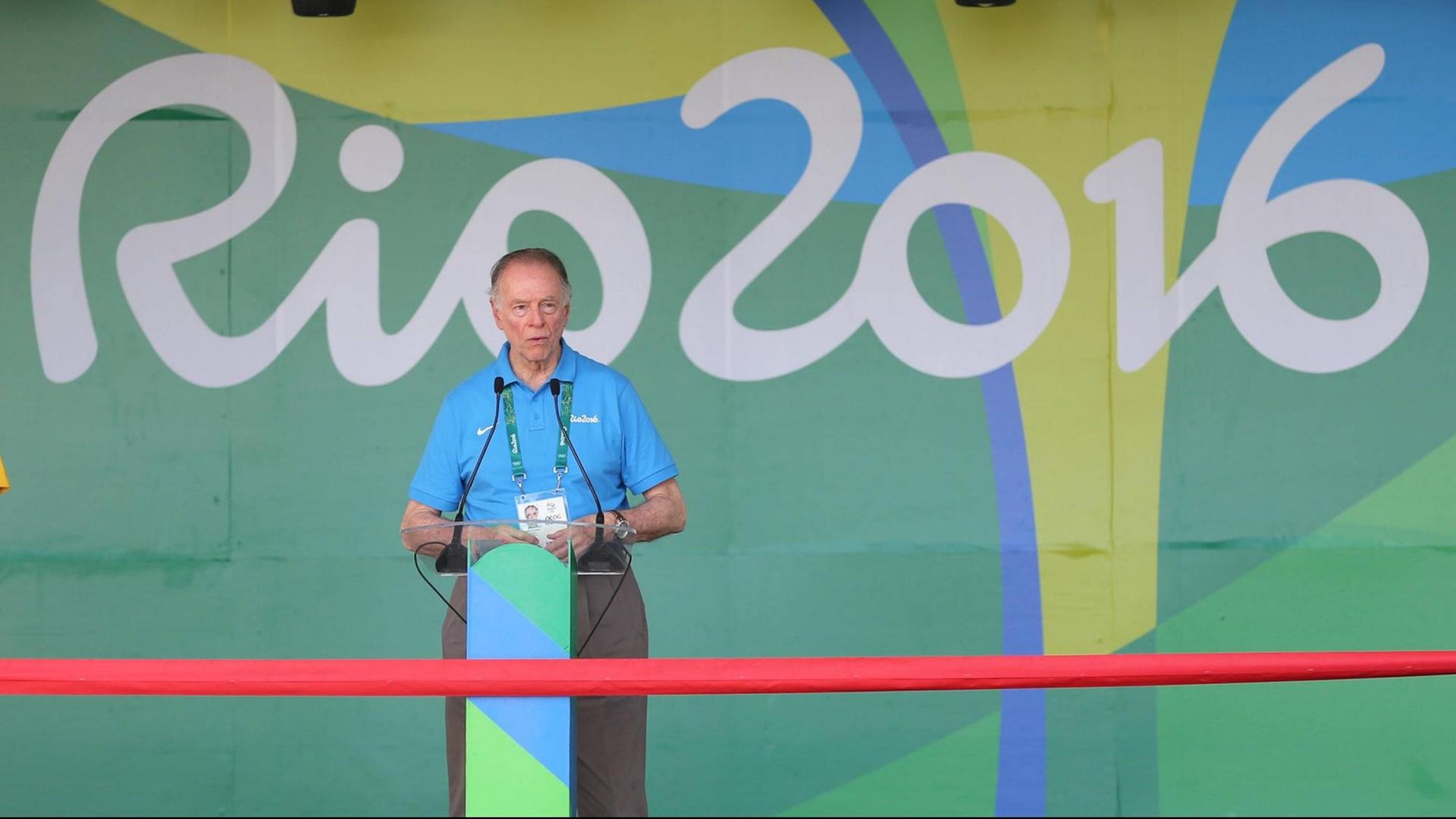 Der Präsident des brasilianischen NOK, Carlos Nuzman, hält eine Rede bei der Eröffnungszeremonie der Olympischen Spiele 2016 im Olympischen Dorf in Rio. Der Präsident des brasilianischen NOK, Carlos Nuzman, hält eine Rede bei der Eröffnungszeremonie der Olympischen Spiele 2016 im Olympischen Dorf in Rio.