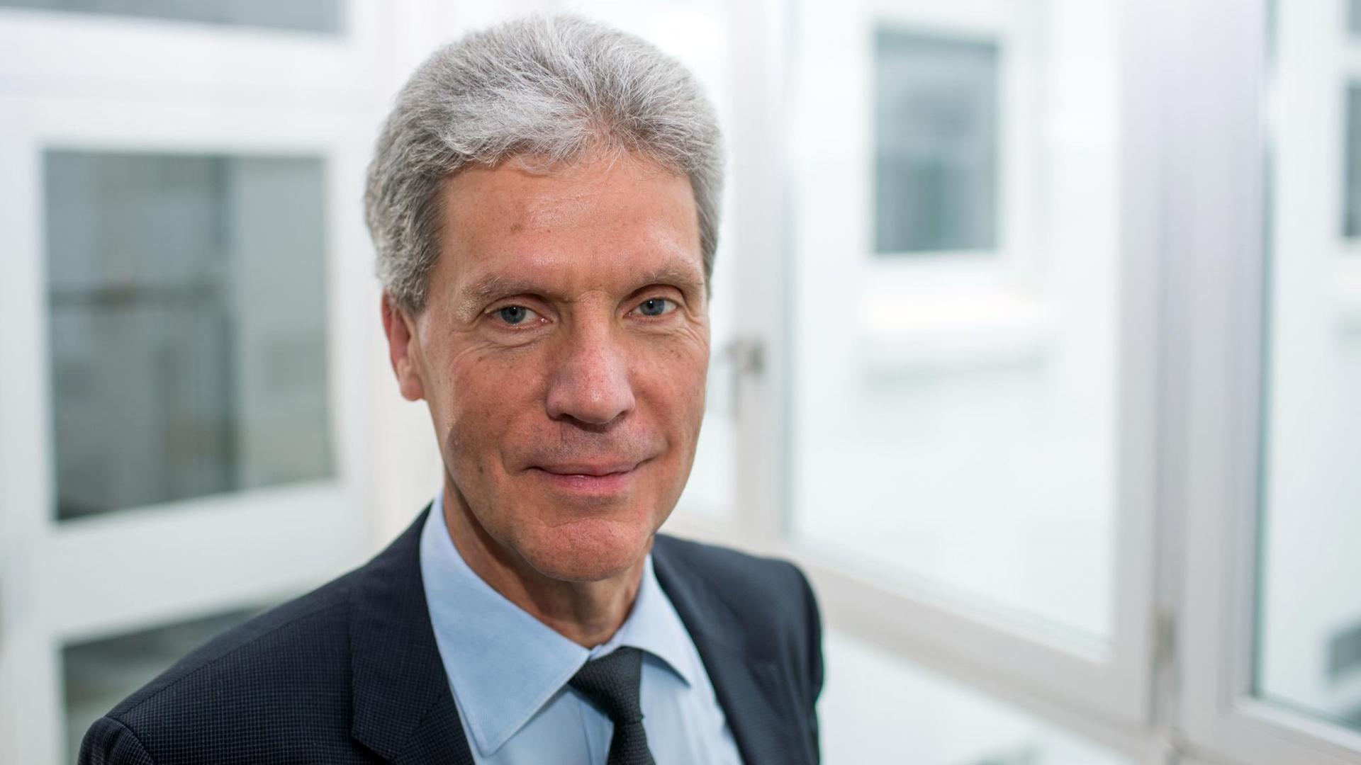 Der Landtagsabgeordnete der Linken im Landtag von Mecklenburg-Vorpommern, Helmut Holter, fotografiert am 04.07.2017 in Schwerin (Mecklenburg-Vorpommern). Holter übernimmt von der seit Monten erkrankten Thüringer Bildungsministerin Klaubert (Linke) das Amt. Holter, der acht Jahre Regierungserfahrung in Mecklenburg-Vorpommern hat, soll die angekündigten Reformen in der Bildungspolitik umsetzen. Nach Angaben der Staatskanzlei wird Holter in der nächsten Landtagssitzung nach der parlamentarischen Sommerpause - voraussichtlich am 30. August - als Minister für Bildung, Jugend und Sport des Landes Thüringen vereidigt. Der Landtagsabgeordnete der Linken im Landtag von Mecklenburg-Vorpommern, Helmut Holter, fotografiert am 04.07.2017 in Schwerin (Mecklenburg-Vorpommern). Holter übernimmt von der seit Monten erkrankten Thüringer Bildungsministerin Klaubert (Linke) das Amt. Holter, der acht Jahre Regierungserfahrung in Mecklenburg-Vorpommern hat, soll die angekündigten Reformen in der Bildungspolitik umsetzen. Nach Angaben der Staatskanzlei wird Holter in der nächsten Landtagssitzung nach der parlamentarischen Sommerpause - voraussichtlich am 30. August - als Minister für Bildung, Jugend und Sport des Landes Thüringen vereidigt.