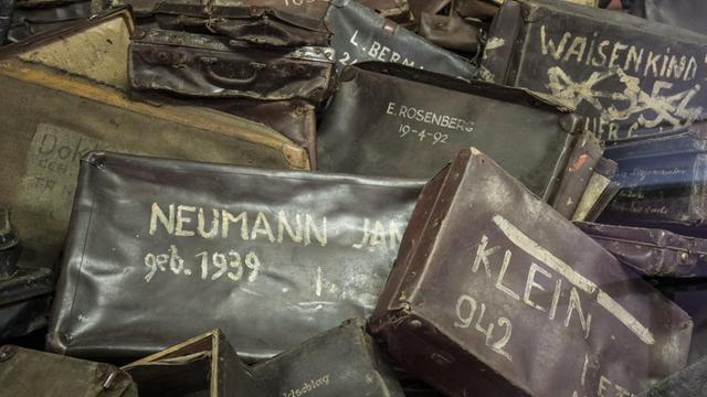 Ledertaschen von ermordeten Juden in Auschwitz