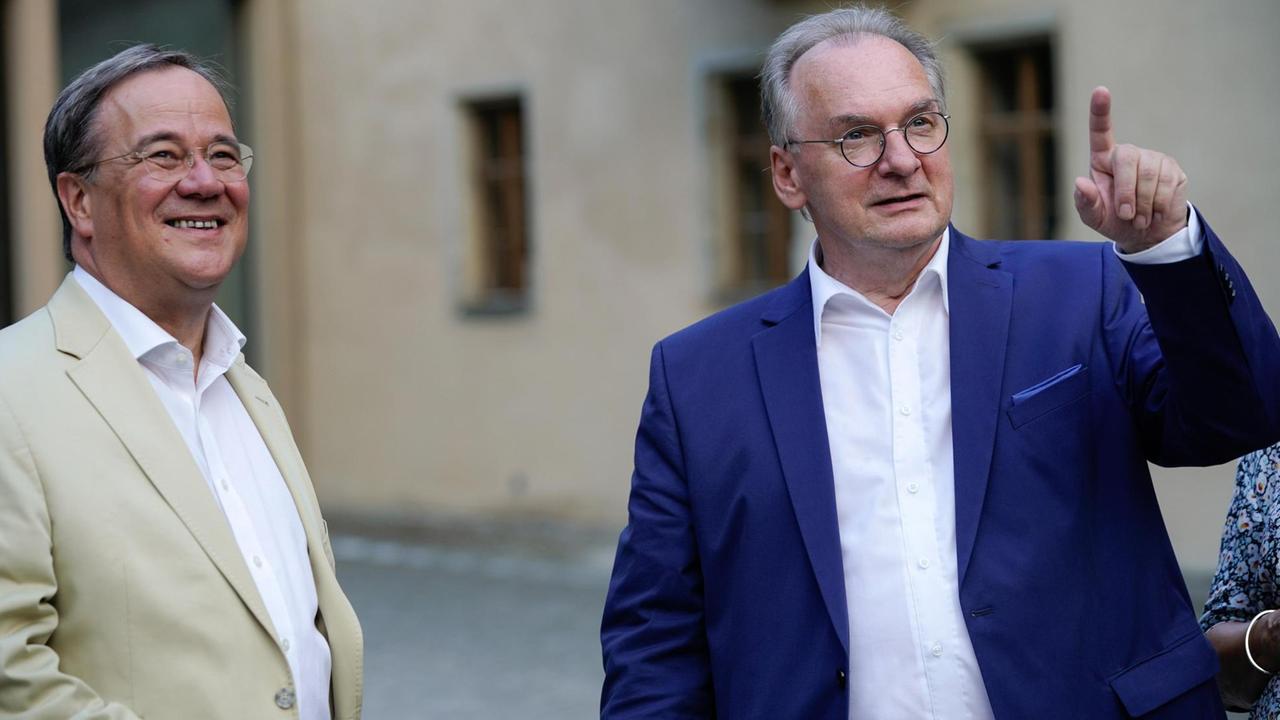 Armin Laschet (l), Ministerpräsident von Nordrhein-Westfalen, mit Reiner Haseloff (r), Ministerpräsident von Sachsen-Anhalt (beide CDU) bei einem Stadtspaziergang in Wittenberg Armin Laschet (l), Ministerpräsident von Nordrhein-Westfalen, mit Reiner Haseloff (r), Ministerpräsident von Sachsen-Anhalt (beide CDU) bei einem Stadtspaziergang in Wittenberg