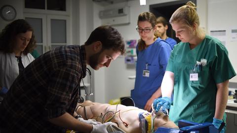 Medizinstudenten in der Berliner Charité während einer Übung in der "Simulierten Rettungsstelle".