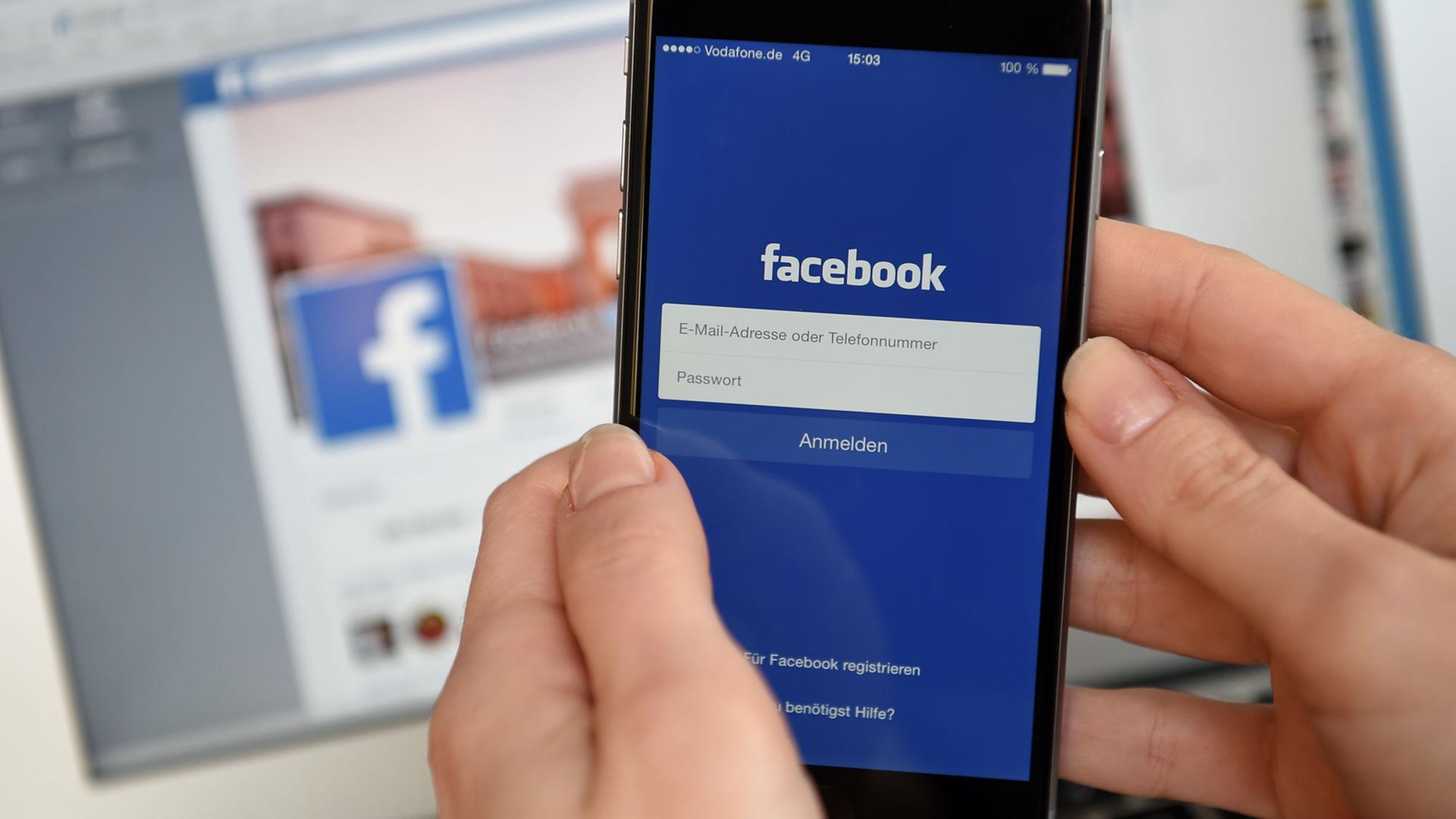 Auf dem Display eines iphone 6 wird die App des sozialen Netzwerks "facebook" angezeigt.