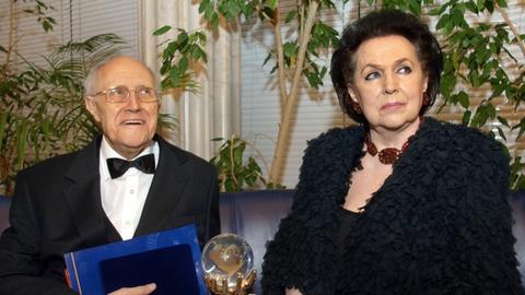 Der Cellist Mstislaw Rostropowitsch und seine Ehefrau, die Sopranistin Galina Wischnewskaja erhalten 2006 den Golden Heart Award in Moskau