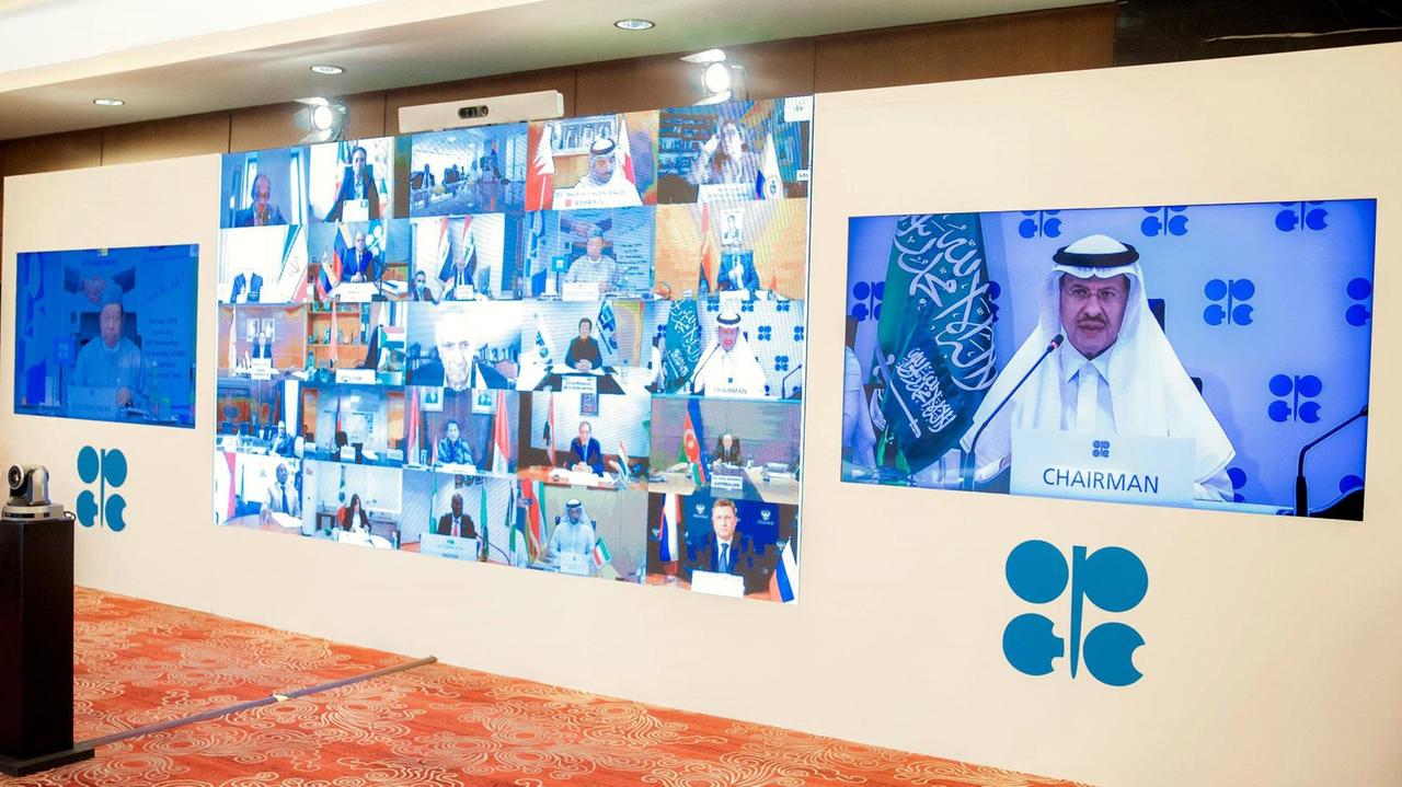 Der saudische Energieminister Prinz Abdulasis bin Salman al-Saud bei einer Pressekonferenz der OPEC im April 2020 Der saudische Energieminister Prinz Abdulasis bin Salman al-Saud bei einer Pressekonferenz der OPEC im April 2020