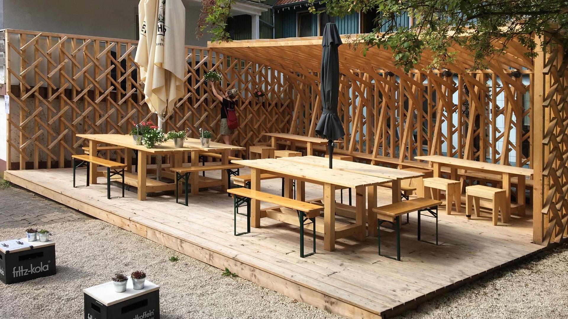 Biergarten mit Holzbänken Biergarten mit Holzbänken