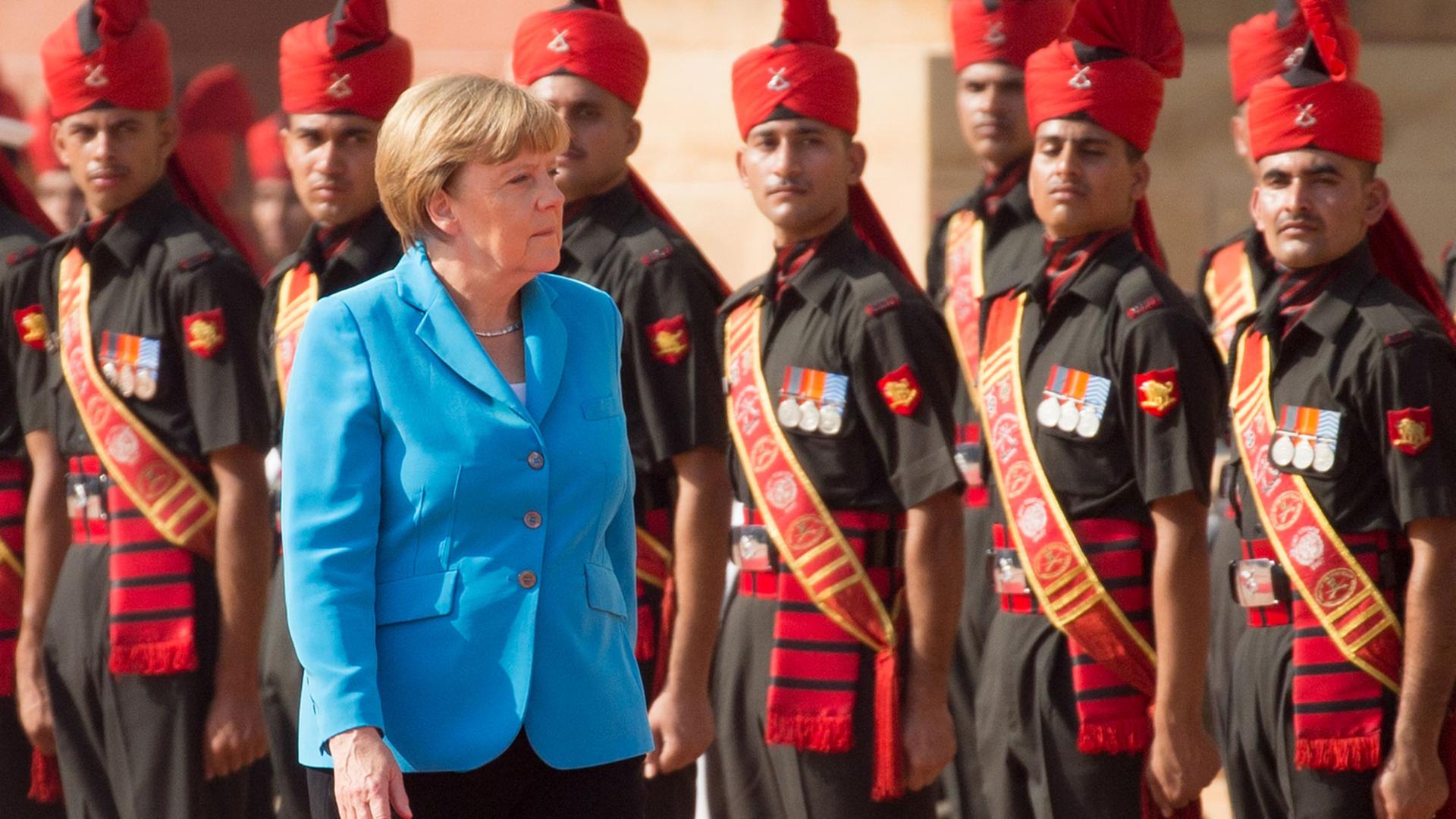 Bundeskanzlerin Angela Merkel (CDU) wird am 05.10.2015 in Neu Delhi, Indien, mit militärischen Ehren am Präsidentenpalast Rashtrapati Bhavan empfangen. Hier in Neu Delhi finden die dritten deutsch-indischen Regierungskonsultationen statt. Bundeskanzlerin Angela Merkel (CDU) wird am 05.10.2015 in Neu Delhi, Indien, mit militärischen Ehren am Präsidentenpalast Rashtrapati Bhavan empfangen. Hier in Neu Delhi finden die dritten deutsch-indischen Regierungskonsultationen statt.