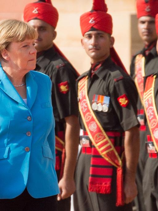Bundeskanzlerin Angela Merkel (CDU) wird am 05.10.2015 in Neu Delhi, Indien, mit militärischen Ehren am Präsidentenpalast Rashtrapati Bhavan empfangen. Hier in Neu Delhi finden die dritten deutsch-indischen Regierungskonsultationen statt.