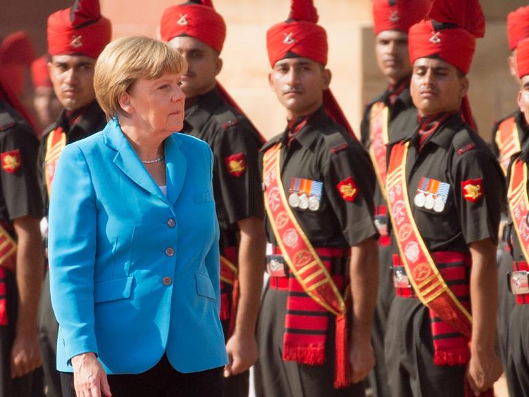 Bundeskanzlerin Angela Merkel (CDU) wird am 05.10.2015 in Neu Delhi, Indien, mit militärischen Ehren am Präsidentenpalast Rashtrapati Bhavan empfangen. Hier in Neu Delhi finden die dritten deutsch-indischen Regierungskonsultationen statt.