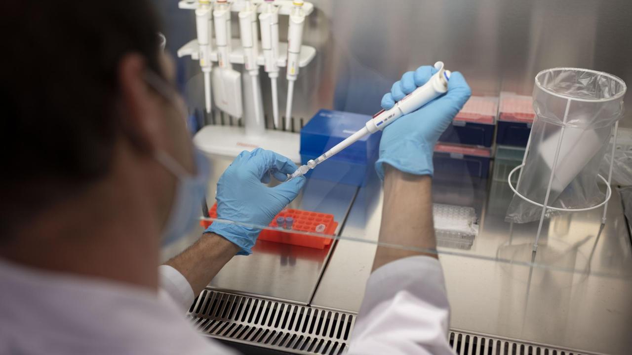 Ein Labormitarbeiter bereitet im Functional Genomics Center (FGCZ) der Universitaet und ETH Zürich SARS-CoV2-Proben zur Genomsequenzierung vor Ein Labormitarbeiter bereitet im Functional Genomics Center (FGCZ) der Universitaet und ETH Zürich SARS-CoV2-Proben zur Genomsequenzierung vor