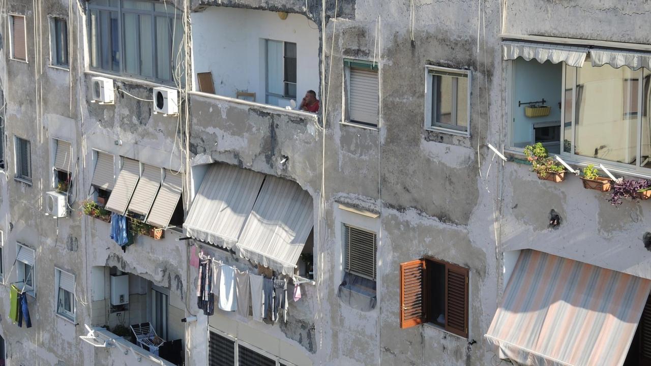 Blick auf ein Wohnhaus im Rione Luzzatti in Neapel (Italien), aufgenommen am 23.11.2017. Blick auf ein Wohnhaus im Rione Luzzatti in Neapel (Italien), aufgenommen am 23.11.2017.