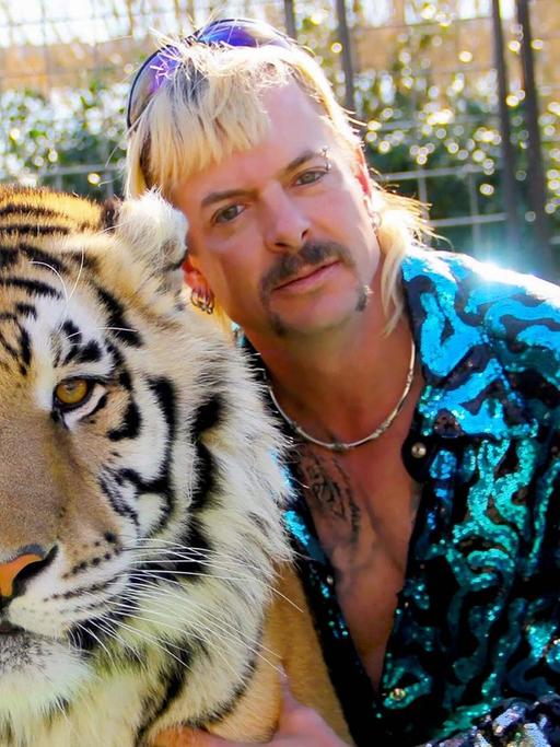 Der ehemalige Betreiber eines Privatzoos, Joe Exotic, mit einem seiner Tiger.