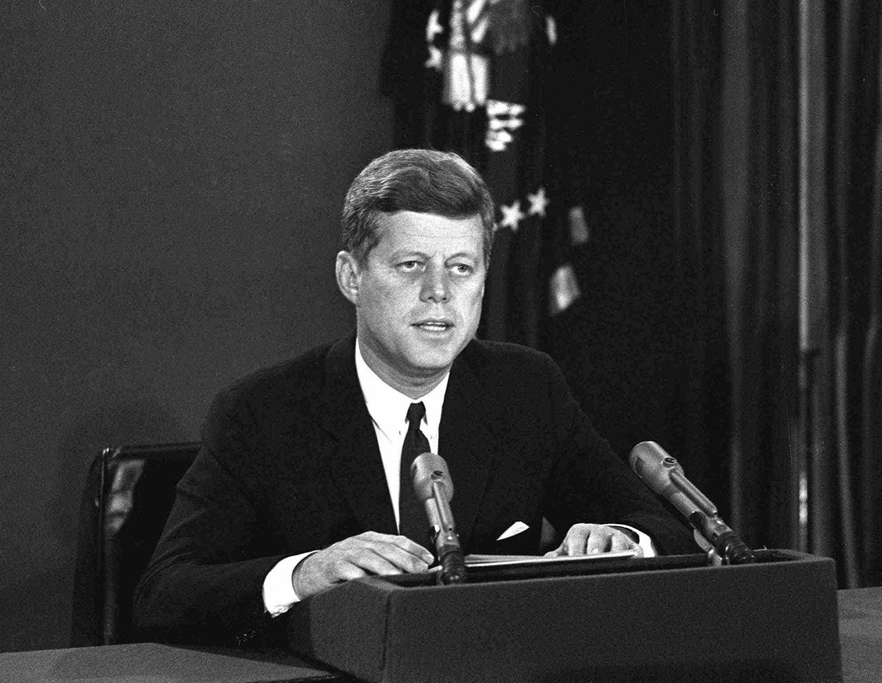 US-Präsident John F. Kennedy kündigt am 22. Oktober 1962 in einer Fernseh- und Radioansprache eine Seeblockade Kubas an. US-Präsident John F. Kennedy kündigt am 22. Oktober 1962 in einer Fernseh- und Radioansprache eine Seeblockade Kubas an.