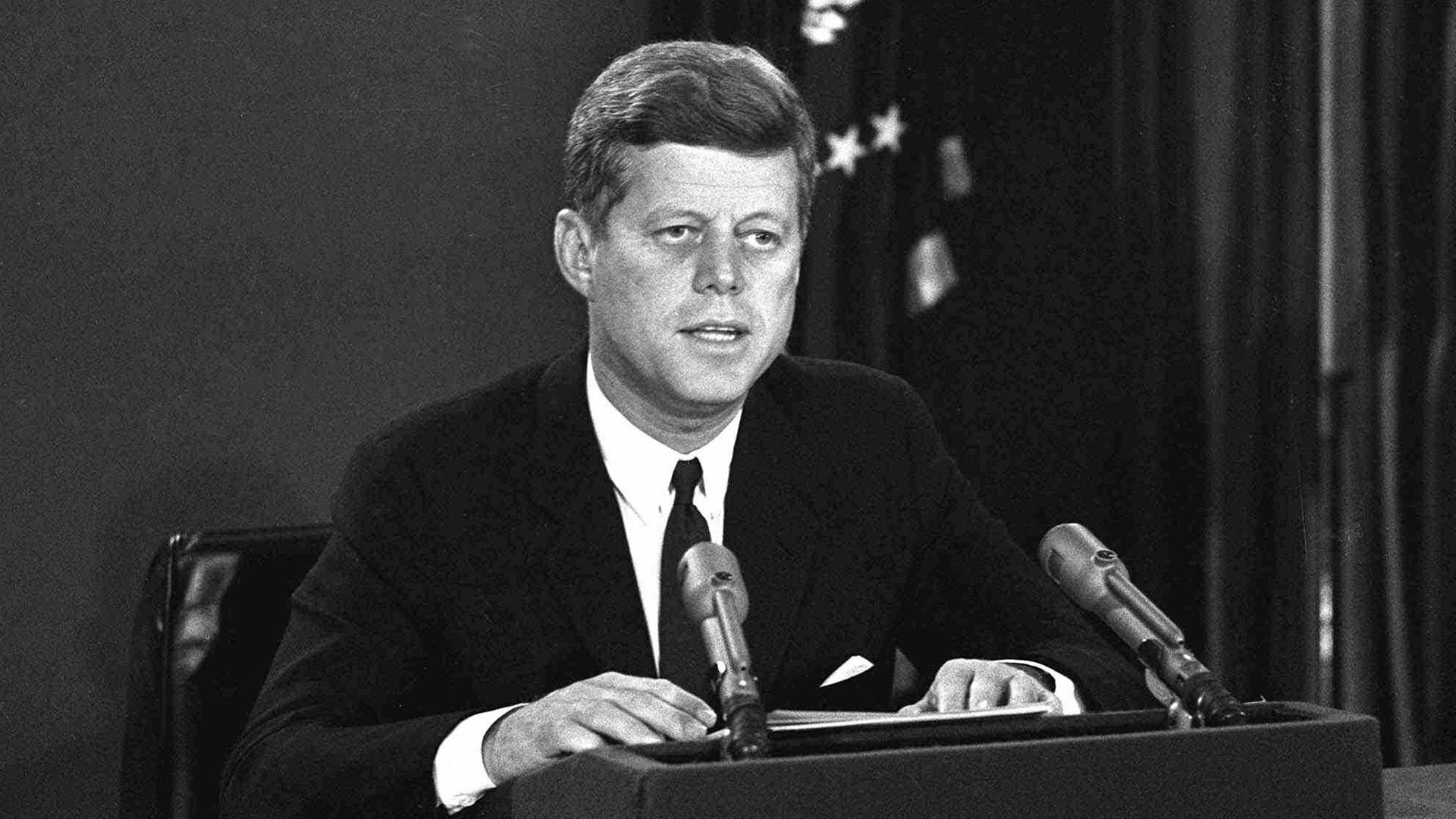 US-Präsident John F. Kennedy kündigte am 22. Oktober 1962 in einer Fernseh- und Radioansprache eine Seeblockade Kubas an. US-Präsident John F. Kennedy kündigte am 22. Oktober 1962 in einer Fernseh- und Radioansprache eine Seeblockade Kubas an.
